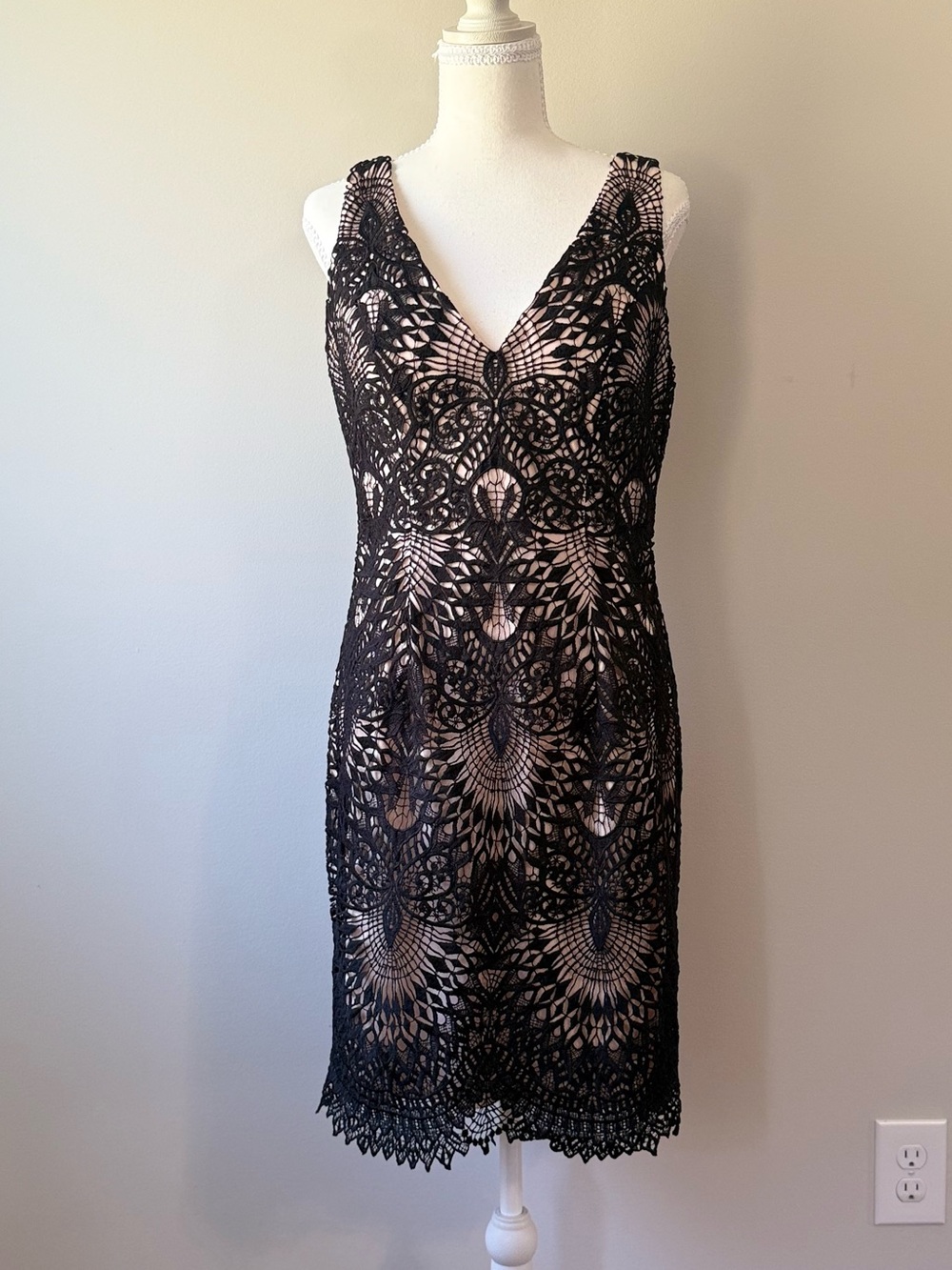 DB Studio Black Lace V-Neck Sheath Cocktail Dress Size 10